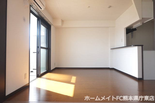 熊本市東区戸島西６丁目のアパートの居間・リビング