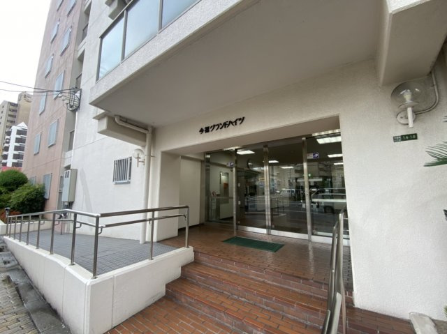 今福グランドハイツのエントランス