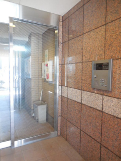 【エントランス】 | オートロック完備！駅から割と近いのでね♪