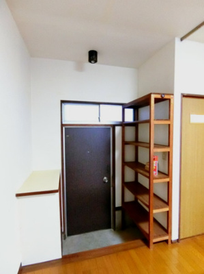 【展望】 | 佐口ハイツ | 玄関には便利な棚があります♪シューズボックスに入りきらない靴を置いたり、写真やかわいい小物も置けるので、玄関を華やかに飾れますね♪