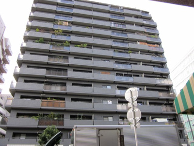 【外観】 | ユニ・アルス扇町公園 | スタイリッシュな黒とグレーのモノトーンの外観が特徴。