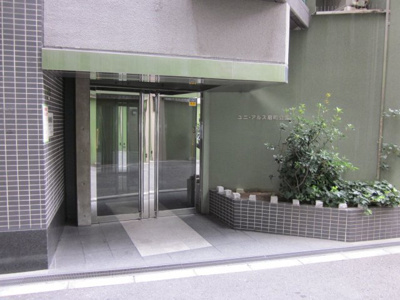 【エントランス】 | ユニ・アルス扇町公園 | マンション近くにスーパーやコンビニエンスストアがあり、買い物は便利！