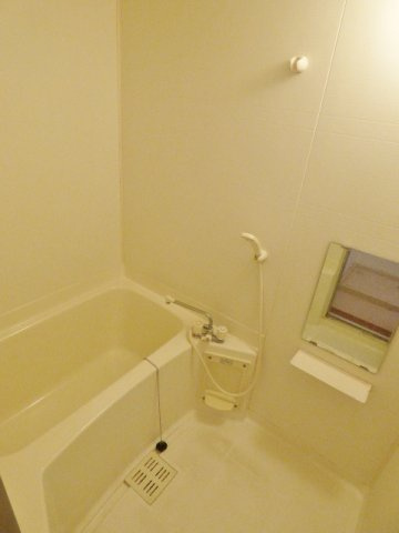 【浴室】 | メゾンエスポワール | 浴室は鏡付き。小物を置くスペースもあり、カビ対策♪