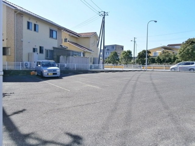 【駐車場】 | メゾンエスポワール | 広い駐車場あり。駐車が苦手な方でも駐車しやすいですよ。