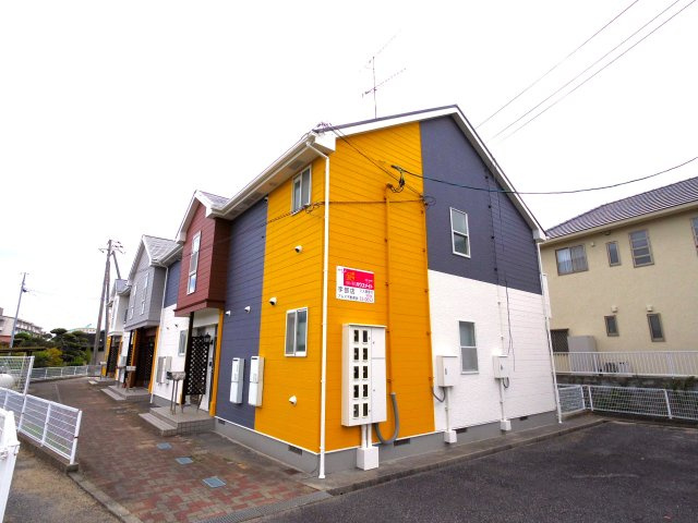 【外観】 | メゾンエスポワール | 淡いピンク色の外壁に三角屋根がかわいらしい印象です。