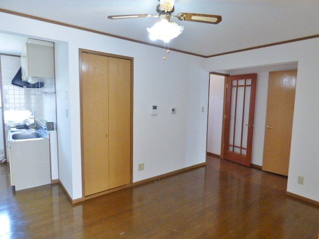 【居間・リビング】 | メゾンエスポワール | ＬＤＫにも収納があり、日用品の買い置きもしやすいです。