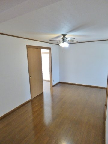 【内装】 | メゾンエスポワール | 掃出し窓のある居室のドアは引戸。家具の配置の邪魔になりません