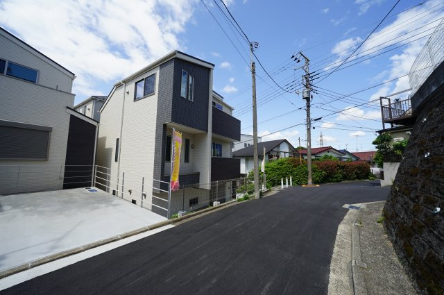 保土ヶ谷区岩井町全3棟　新築戸建ての前面道路含む現地写真