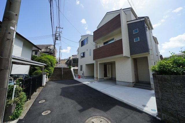 保土ヶ谷区岩井町全3棟　新築戸建ての前面道路含む現地写真