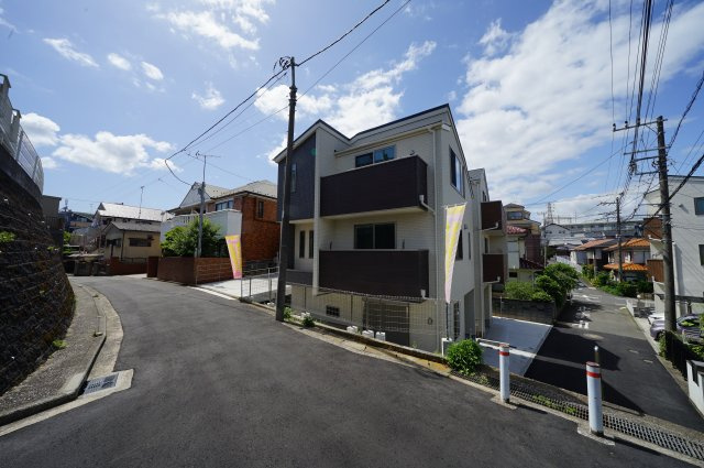 保土ヶ谷区岩井町全3棟　新築戸建ての前面道路含む現地写真