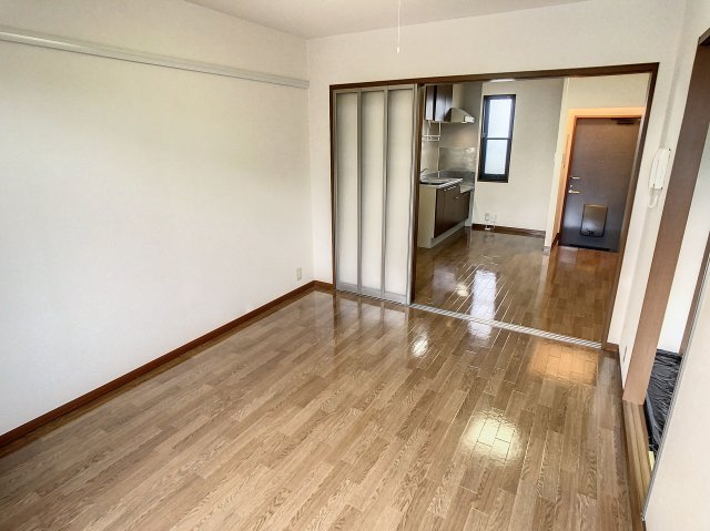 サンプレイスほなみの居間・リビング|ゆったりとした居間です