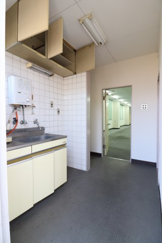 さくら屋ビルのキッチン|各フロアにバックスペースがあります。