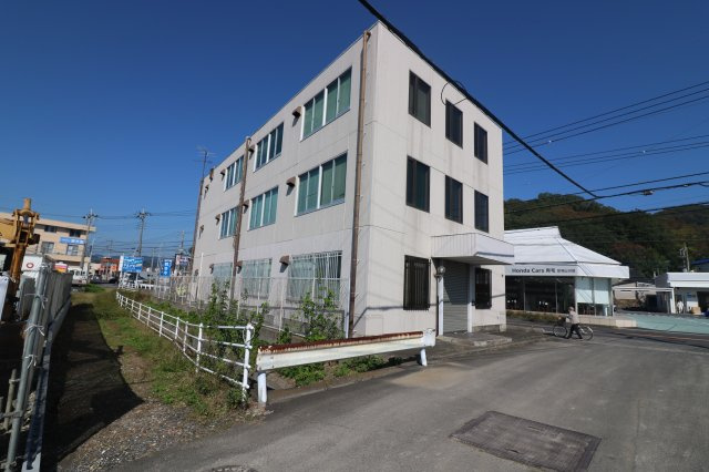 さくら屋ビルの外観|店舗外観。３階建になっています。