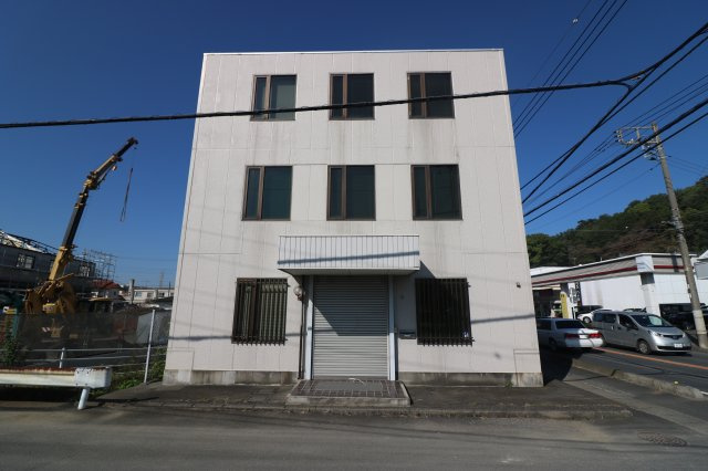 さくら屋ビルのエントランス|電動シャッターです。