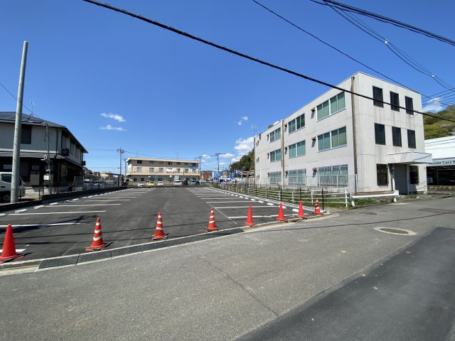 さくら屋ビルの駐車場|隣接して大型の専用駐車スペースがあります。２３台分です。そのほか、数台駐車可能なスペースもございます。