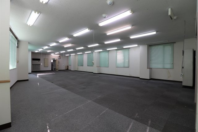 さくら屋ビルの内装|パーテションで区切ったり、大きな会議室を作ることもできます。