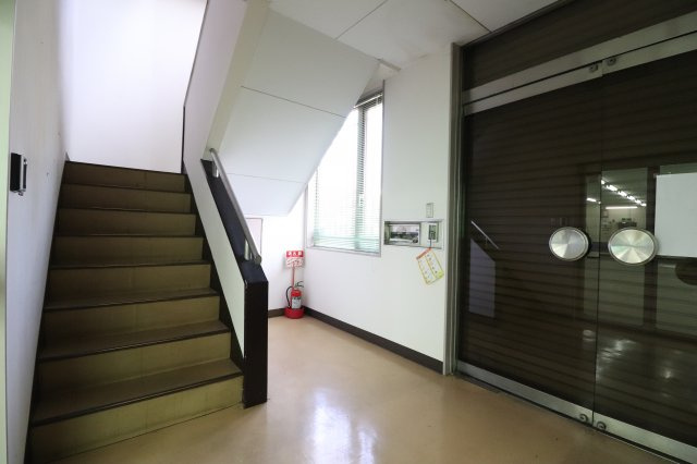 さくら屋ビルのエントランス|階段ホールです。