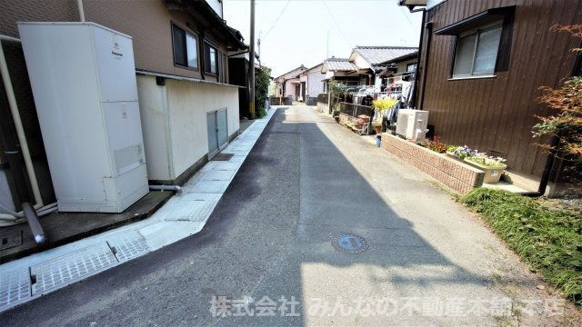 柳川市中古住宅の前面道路含む現地写真|自宅に持ち込めない物を収納できる倉庫があります。
