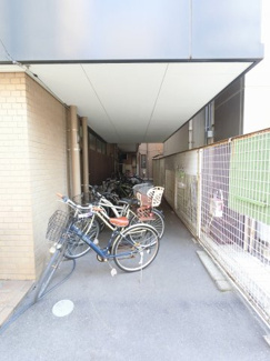 【その他共用部分】 | 駐輪場もあります。
雨に濡れないので安心です。