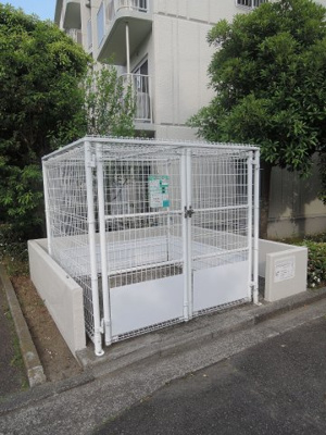 【その他共用部分】 | 磯子レインボーハイツ9-1号棟 | ゴミ置場です。
敷地内にあるのでゴミ出しが楽ちんです。
