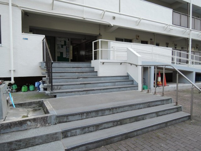 【エントランス】 | 六浦荘団地B棟 | 京急逗子線「六浦」駅徒歩3分と好立地
通勤時間の短縮でご家族と過ごす時間を増やす事が出来ます。