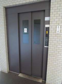 【その他共用部分】 | お買い物時やベビーカーの出し入れに便利なエレベーター付。