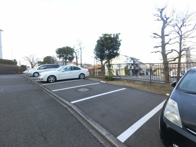 【駐車場】 | 洋光台南第1住宅4-17 | 平置き駐車場です。
お車をお持ちの方も安心です。