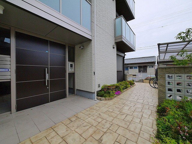 シャーメゾン大安寺のエントランス|落ち着いたエントランスです