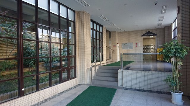 サンロイヤル箕面コスモ 二号館のエントランス