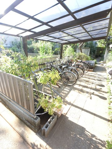 【その他共用部分】 | 屋根付駐輪場があります