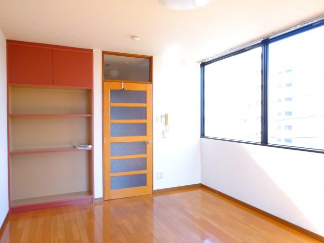 一不二ビルの洋室