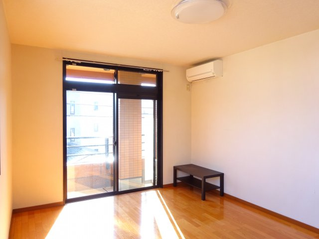 一不二ビルの洋室