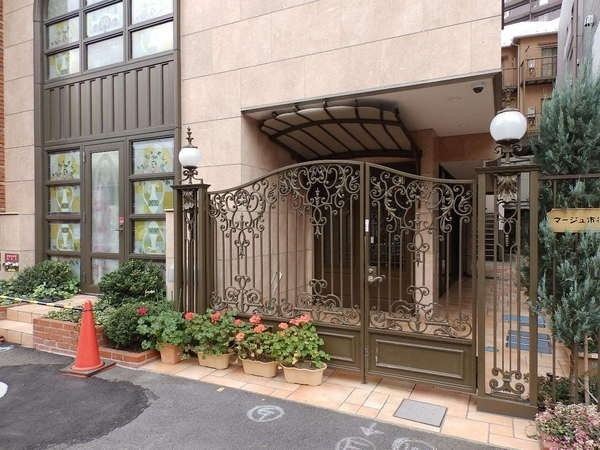 マ―ジュ市谷柳町のエントランス|マ―ジュ市谷柳町