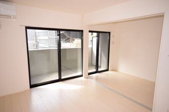 【居間・リビング】 | 横の洋室とつなげて使うことも可能