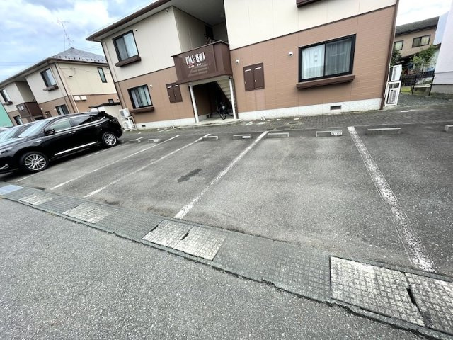 ディアス盛南の駐車場