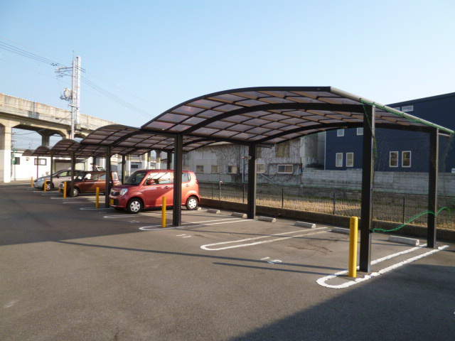 倉敷市大島のアパートの駐車場|屋根付き駐車場