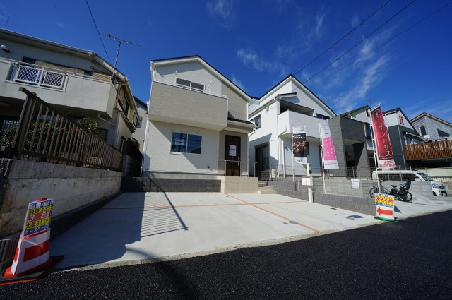 落ち着いた雰囲気の住宅地！２WICの収納豊富な３LDK！カースペース２台♪新桜ケ丘１丁目　新築戸建ての外観