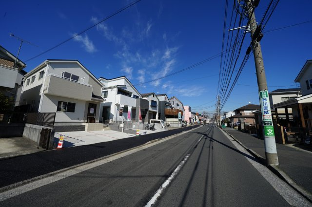 落ち着いた雰囲気の住宅地！２WICの収納豊富な３LDK！カースペース２台♪新桜ケ丘１丁目　新築戸建ての前面道路含む現地写真