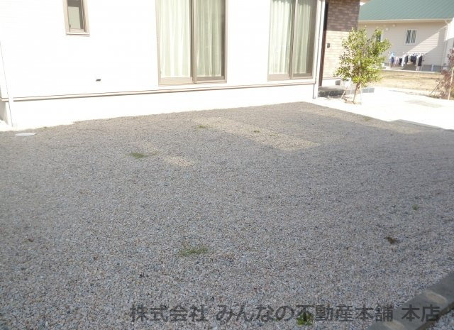 鳥栖小学校校区　無垢材使用の駐車場