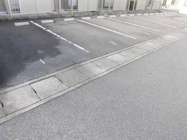 コモハウスARUGOの駐車場