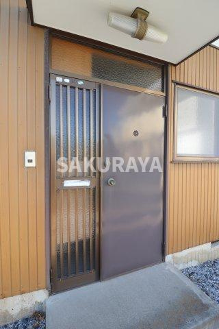 根岸方貸家Ｄ（福居町）の玄関|2024年1月撮影。