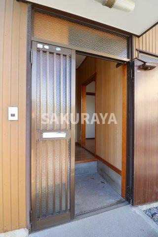 根岸方貸家Ｄ（福居町）の玄関|2024年1月撮影。