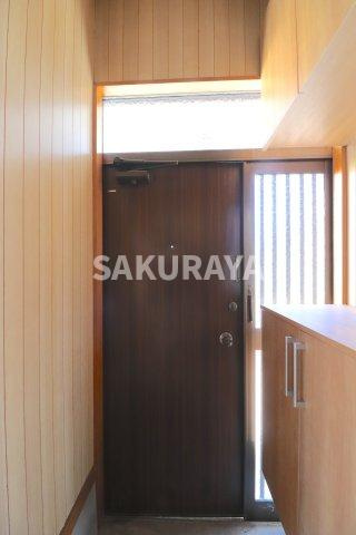 根岸方貸家Ｄ（福居町）の玄関|2024年1月撮影。