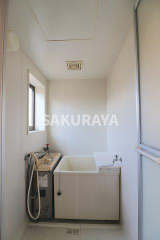 根岸方貸家Ｄ（福居町）の浴室|2024年1月撮影。