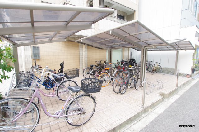 イーストクレセント　仲介手数料無料の駐車場
