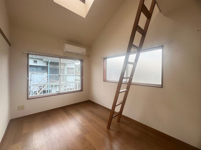 【洋室】 | ヴィラ勝田橋 | 南向き洋室6帖☆角部屋・二面採光のお部屋です！エアコン付きで1年中快適に過ごせますね☆