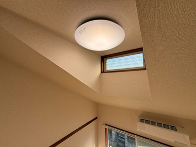 【内装】 | ヴィラ勝田橋 | 洋室6帖のお部屋の上部には小窓があります♪明るく陽当たりの良いお部屋です♪
