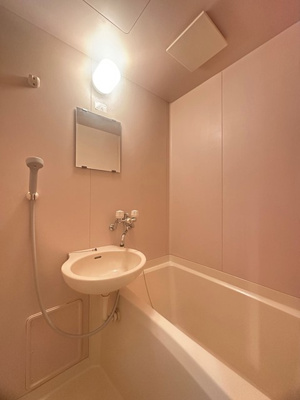 【浴室】 | ヴィラ勝田橋 | バスルームは洗面台付きの2点ユニットです♪お風呂に浸かって一日の疲れもすっきりリフレッシュ♪