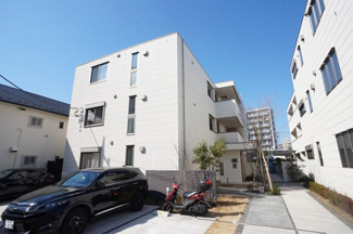 【外観】 | 植栽とアプローチがきれいな敷地内にある建物です。