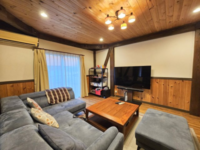 【居間・リビング】 | 筑西市乙中古戸建【デザイン住宅】 | ゆったり過ごせるリビングです